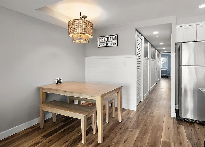 Newly Renovated Second Floor Walk Up 3 Bedroom 2 Bath Located In The Oceanblock Of Ocmd! Holiday home