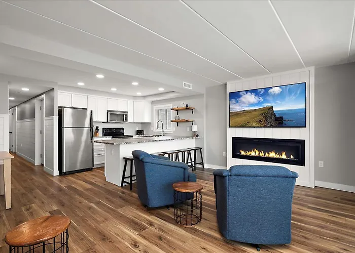 Newly Renovated Second Floor Walk Up 3 Bedroom 2 Bath Located In The Oceanblock Of Ocmd! Holiday home