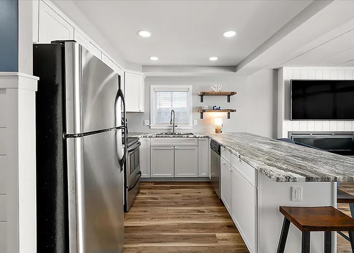 Holiday home Newly Renovated Second Floor Walk Up 3 Bedroom 2 Bath Located In The Oceanblock Of Ocmd! Ocean City