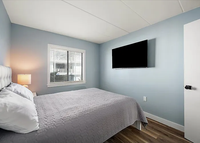 Newly Renovated Second Floor Walk Up 3 Bedroom 2 Bath Located In The Oceanblock Of Ocmd! Ocean City