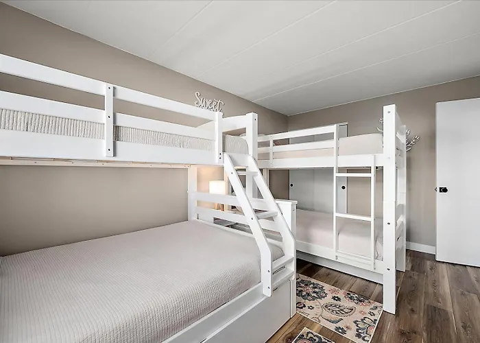 Holiday home Newly Renovated Second Floor Walk Up 3 Bedroom 2 Bath Located In The Oceanblock Of Ocmd! *