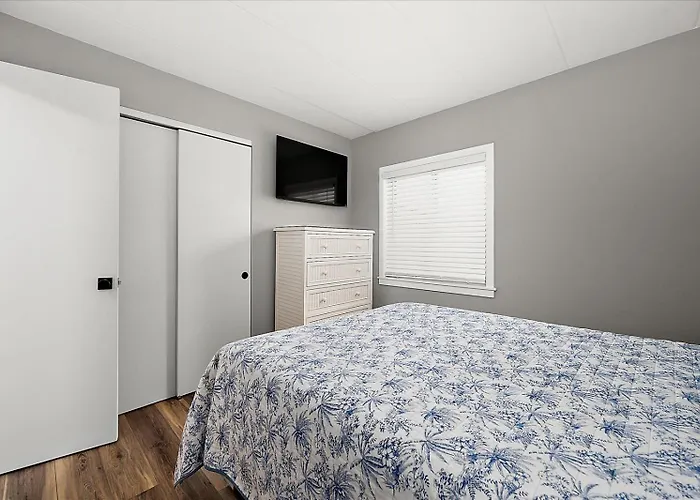 Holiday home Newly Renovated Second Floor Walk Up 3 Bedroom 2 Bath Located In The Oceanblock Of Ocmd! *