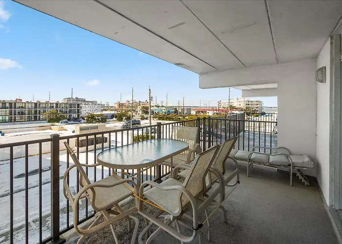 Newly Renovated Second Floor Walk Up 3 Bedroom 2 Bath Located In The Oceanblock Of Ocmd! Holiday home *