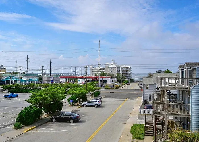 Holiday home Newly Renovated Second Floor Walk Up 3 Bedroom 2 Bath Located In The Oceanblock Of Ocmd! Ocean City