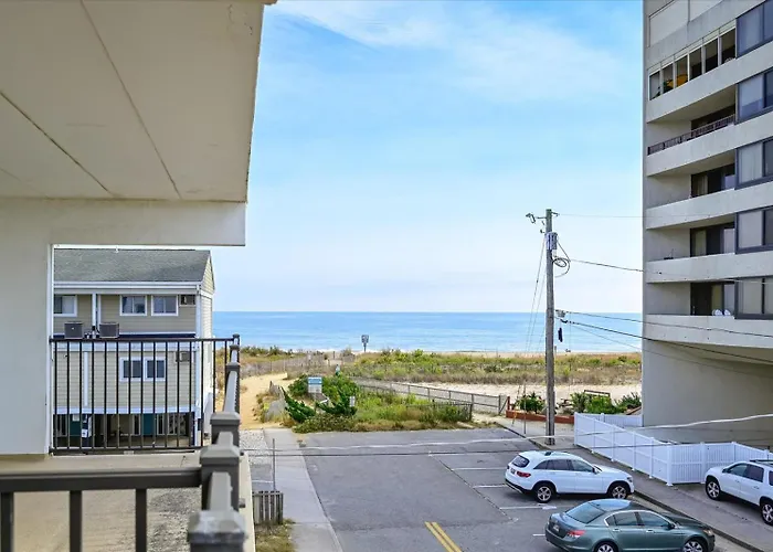 Newly Renovated Second Floor Walk Up 3 Bedroom 2 Bath Located In The Oceanblock Of Ocmd! Holiday home