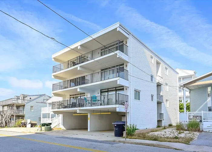 Holiday home Newly Renovated Second Floor Walk Up 3 Bedroom 2 Bath Located In The Oceanblock Of Ocmd! *